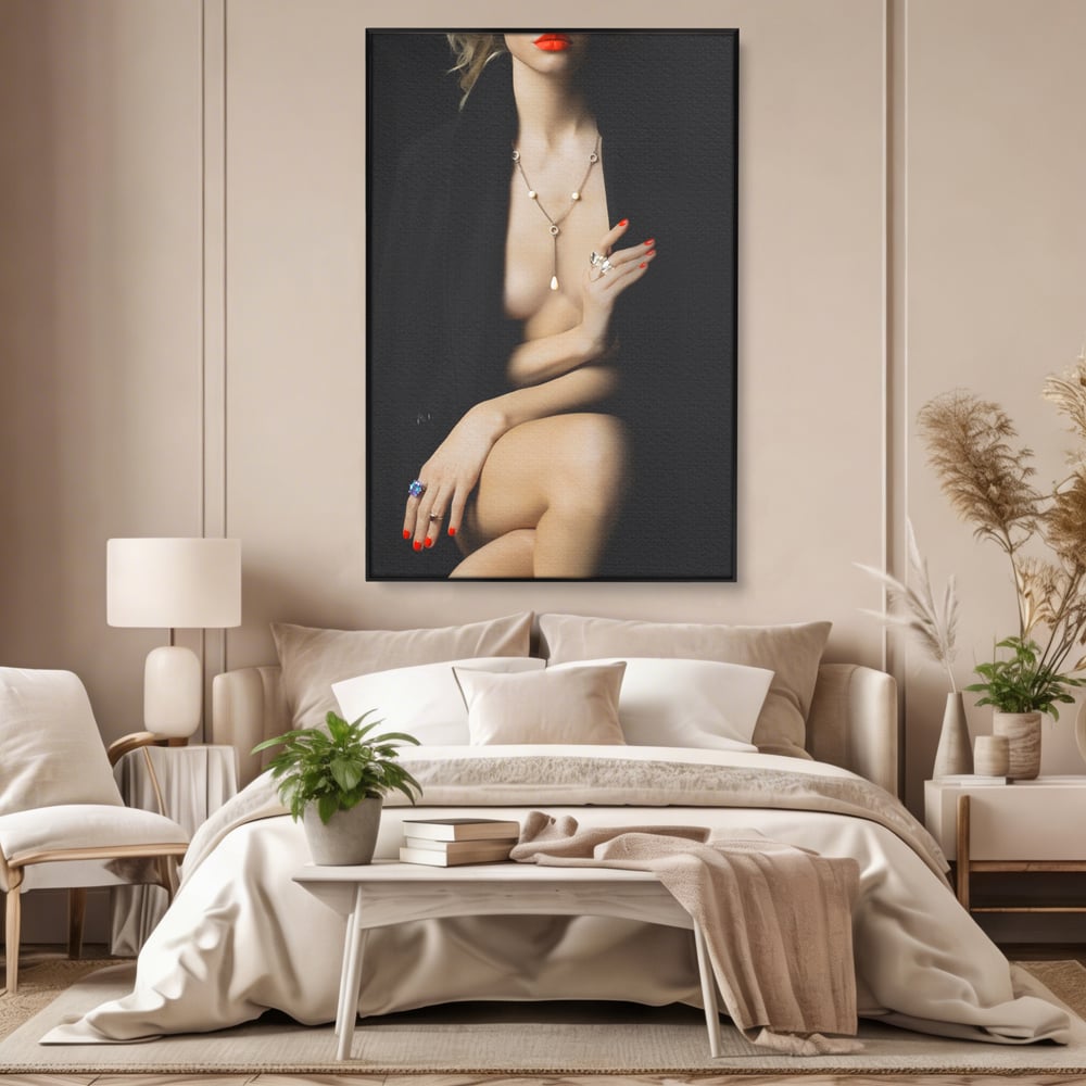Tablou canvas cu tablou canvas cu portret artistic de femeie, in rama de aluminiu negru, pe perete intr-un dormitor